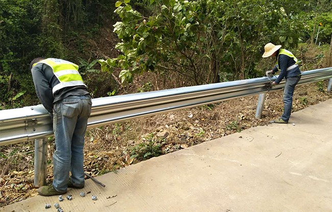 昌吉高速公路护栏的定期维护与保养