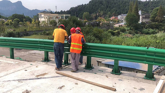 昌吉高速公路护栏板的维护确保道路安全的关键环节
