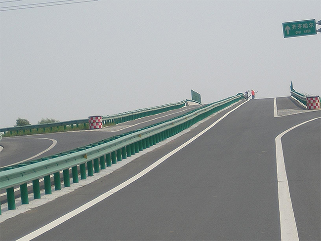 昌吉高速公路护栏的材质与规格